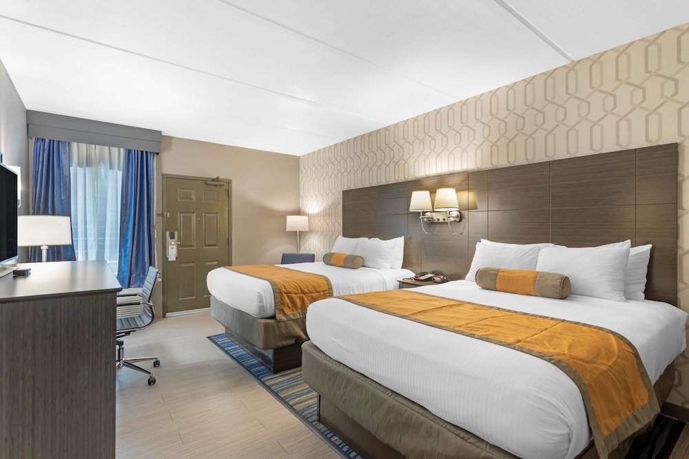 Suite, 2 Queen Beds, Non Smoking, Refrigerator & Microwave (1st Floor;with Single Sofabed) - Photo 1