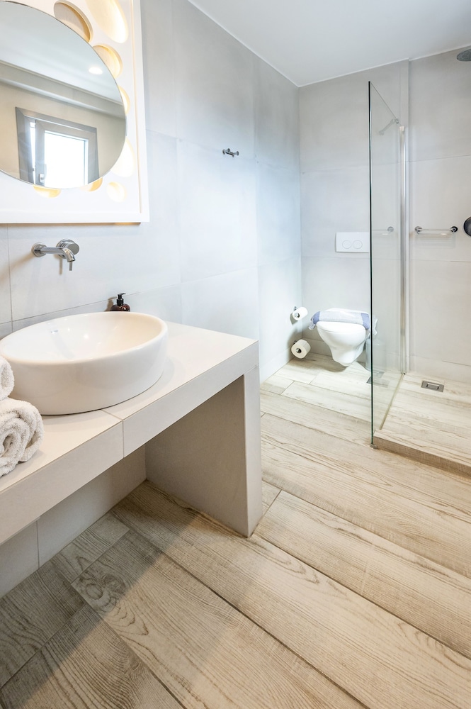 Suite (The White) - Photo 6