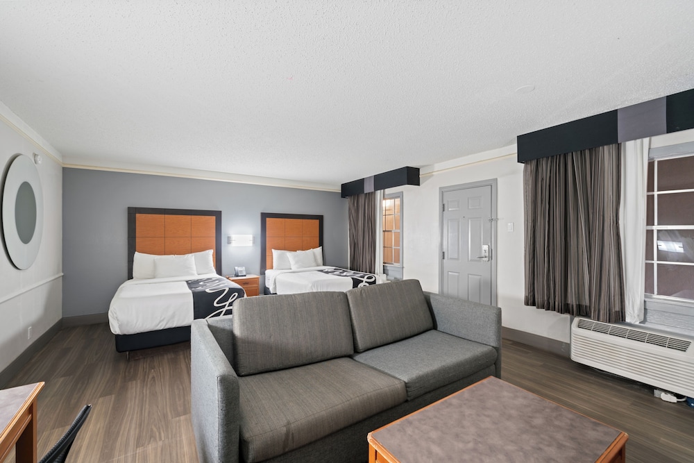 Deluxe Suite, 2 Double Beds, Non Smoking photo 1