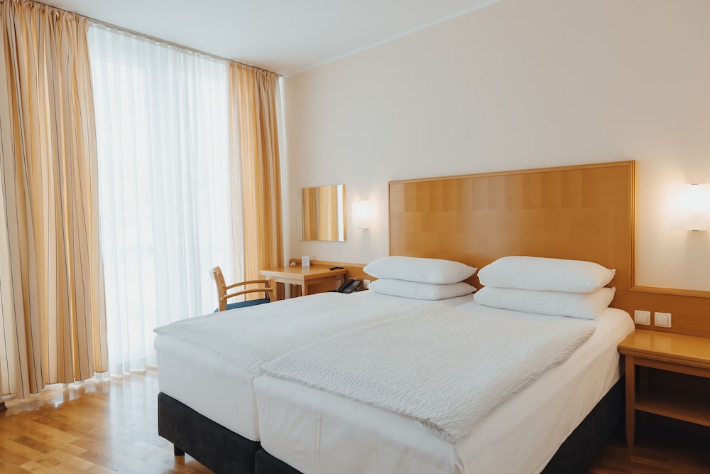 Room, Non Smoking (1 King Bed or 2 Twin Beds) - Photo 1