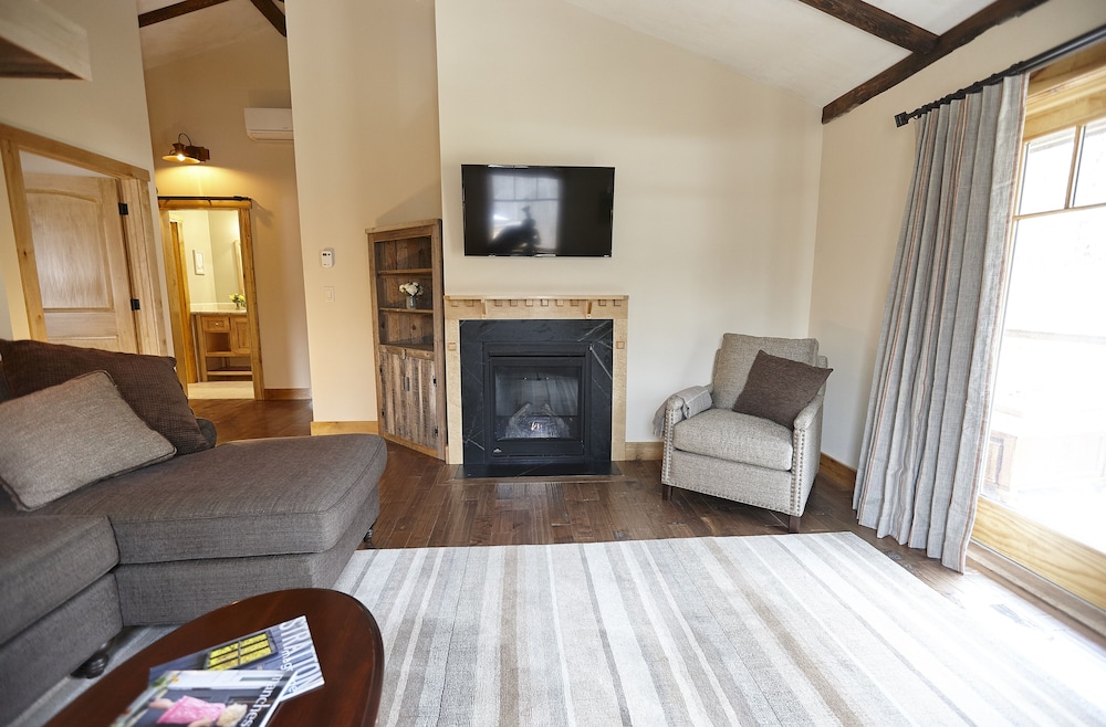 Deluxe Suite, Multiple Beds - Photo 3