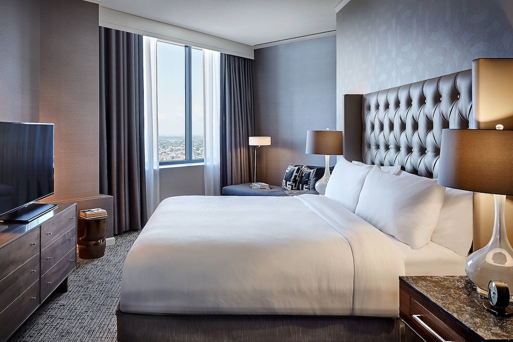 Premium, Larger Guest Room, 1 King, Canal Street View - Photo 3