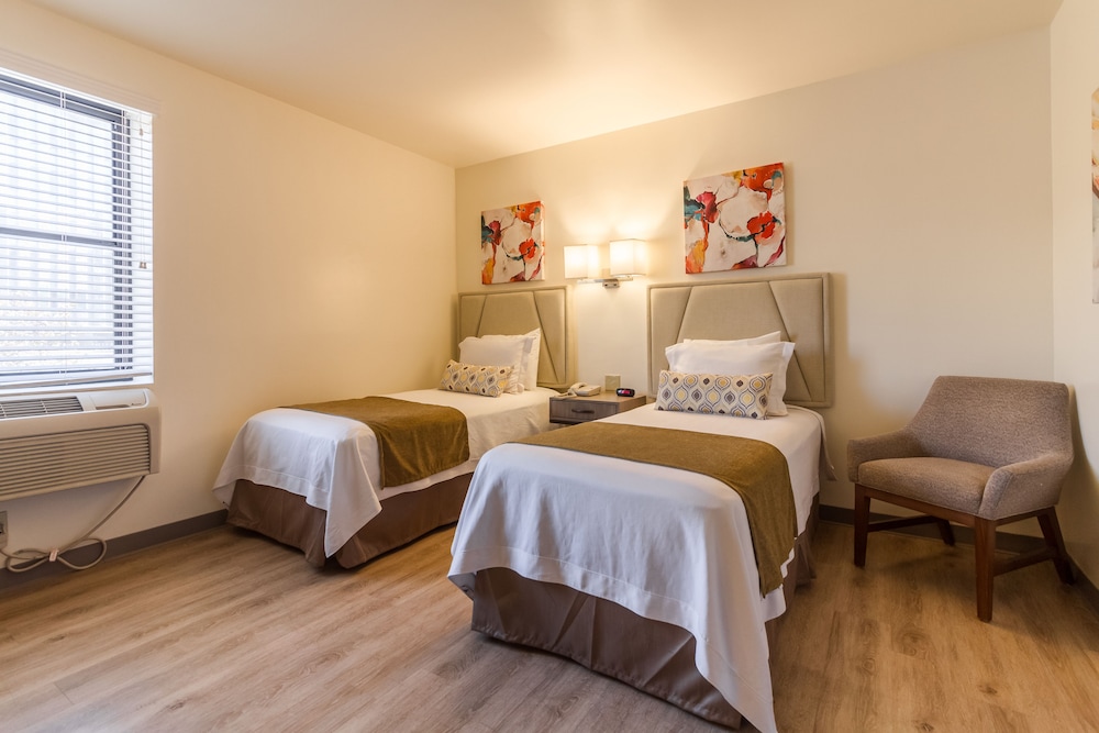 Twin Room, 2 Twin Beds, Refrigerator & Microwave photo 2