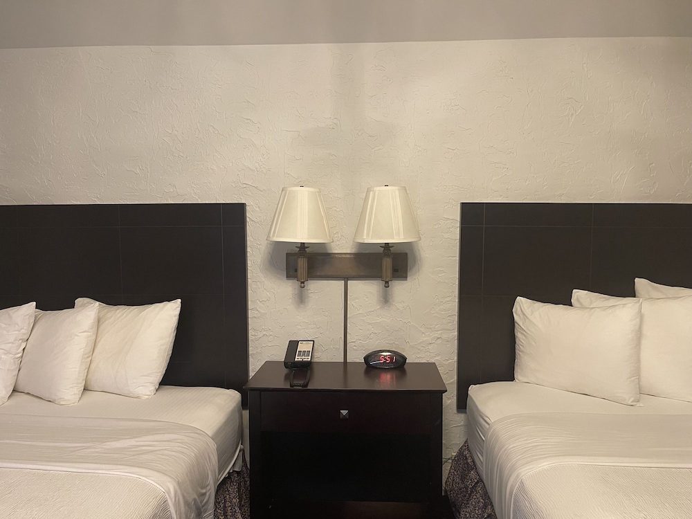 Standard Room, 2 Queen Beds - Photo 2