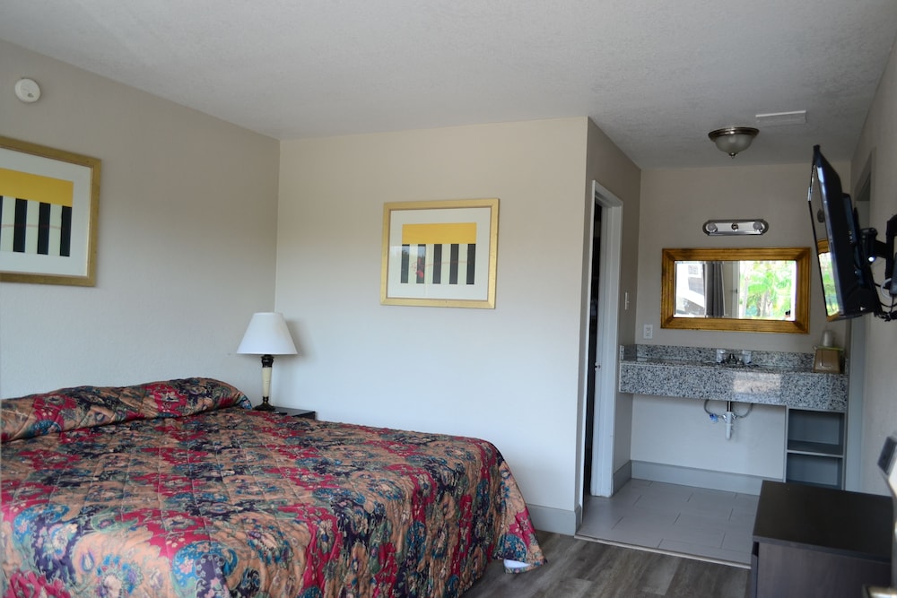 Honeymoon Suite, 2 Queen Beds, Hot Tub photo 2