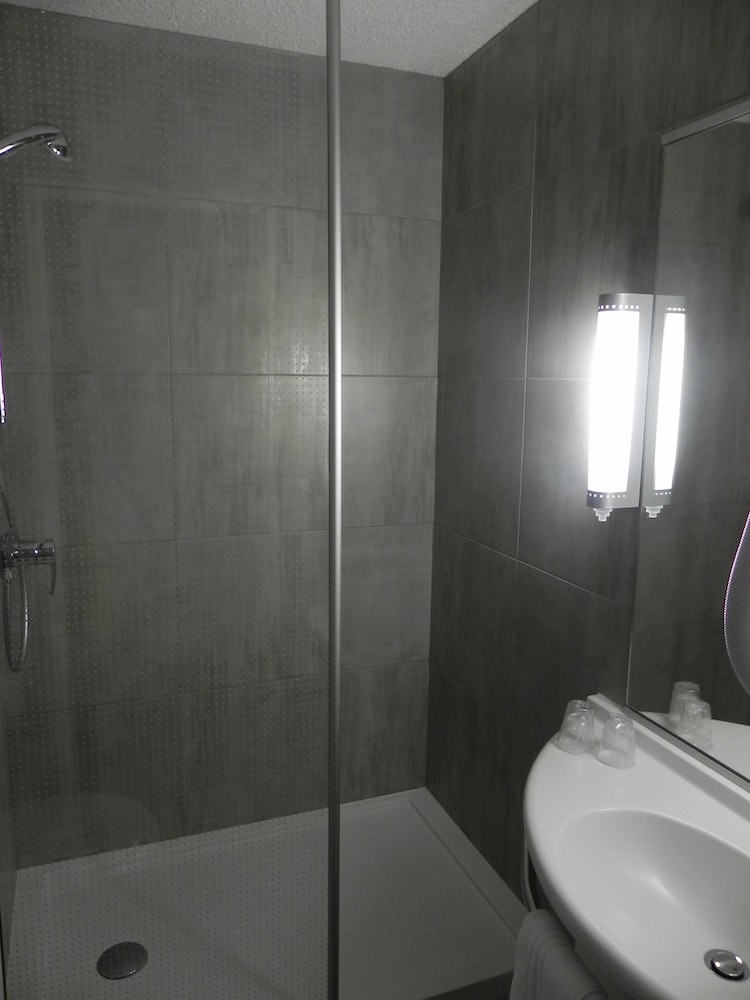 Standard Room, 2 Twin Beds - Photo 6