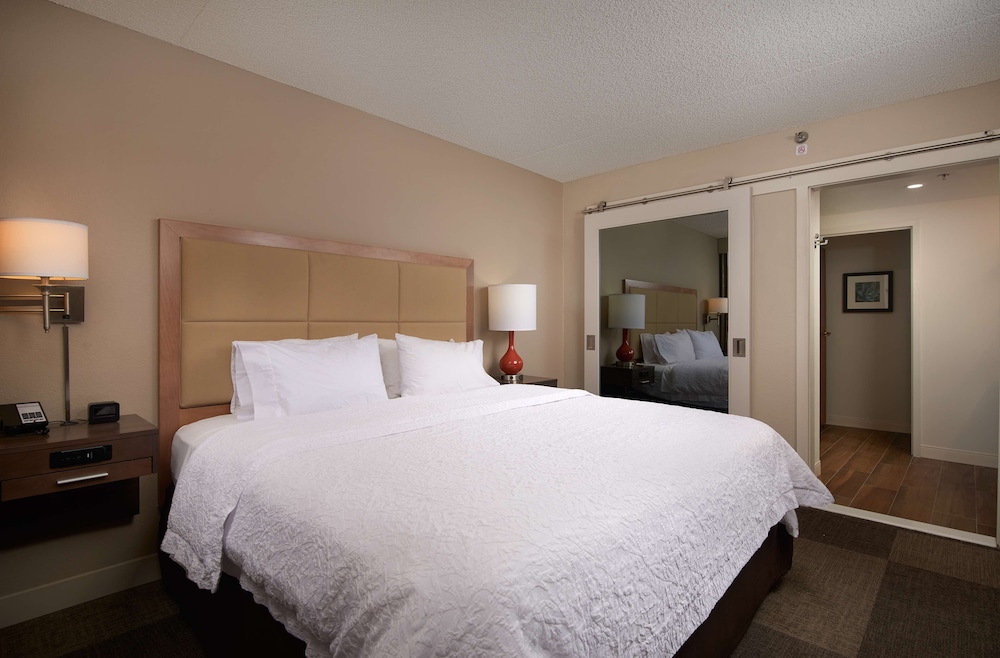 Two qn bed balcony ns photo 2