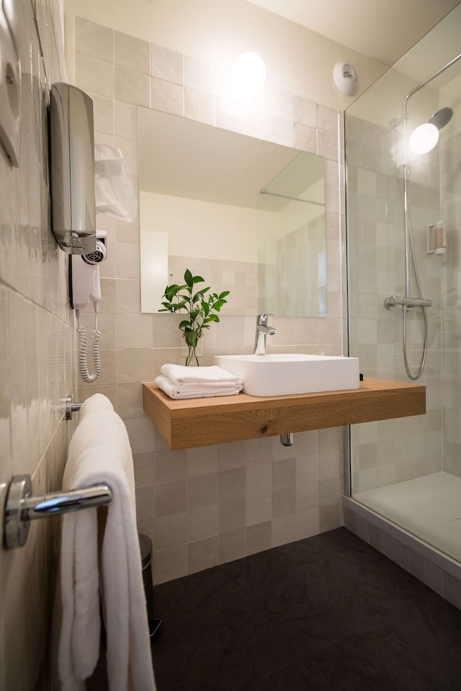 Standard Room, Multiple Beds, Non Smoking (2 adults + 1 child) - Photo 3