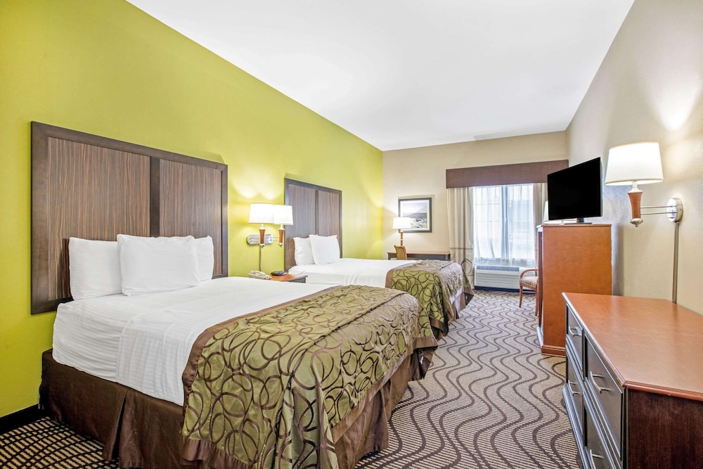 Room, 2 Queen Beds, Non Smoking (Mobility,Hearing,Tub w/Grab Bars) - Photo 3