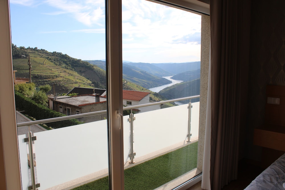 Superior Suite, 1 King Bed, River View photo 2