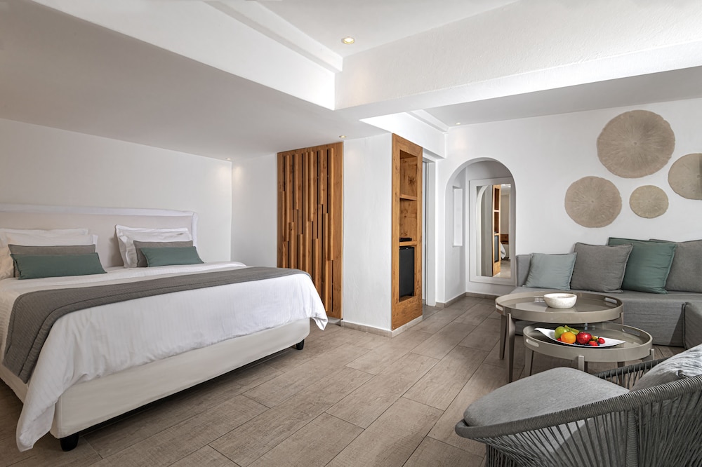 Grand Suite, Sea View (Plunge Pool, Caldera View)