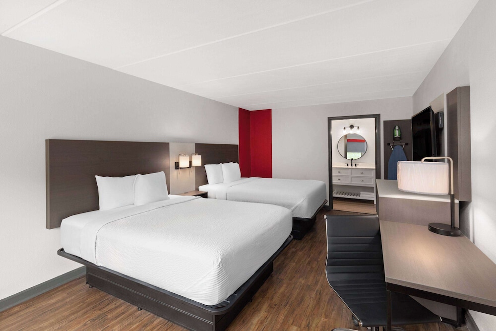 Room, 1 King Bed, Accessible, Non Smoking (Mobility/Hearing, Tub w/ Grab Bars) photo 1