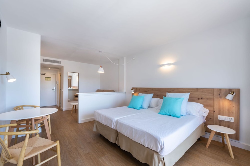 Junior Suite, Pool View - Photo 3