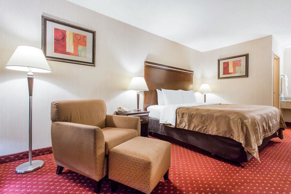 Standard Room, 1 King Bed, Non Smoking, Refrigerator - Photo 6