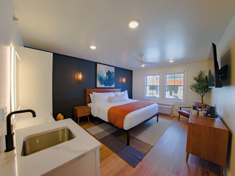 Deluxe Room, 1 King Bed, Private Bathroom, City View