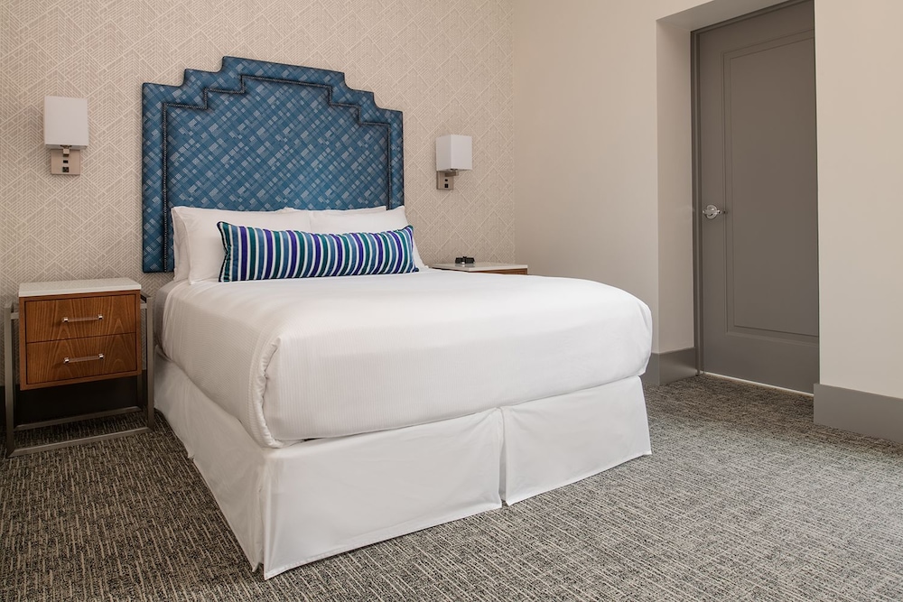 Signature Room, 1 Queen Bed, Accessible, Courtyard View