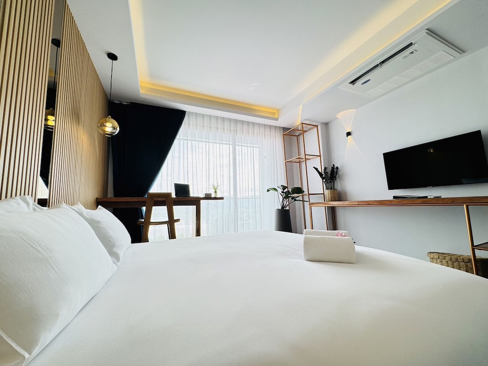 Premium Deluxe Double Room - Photo 15
