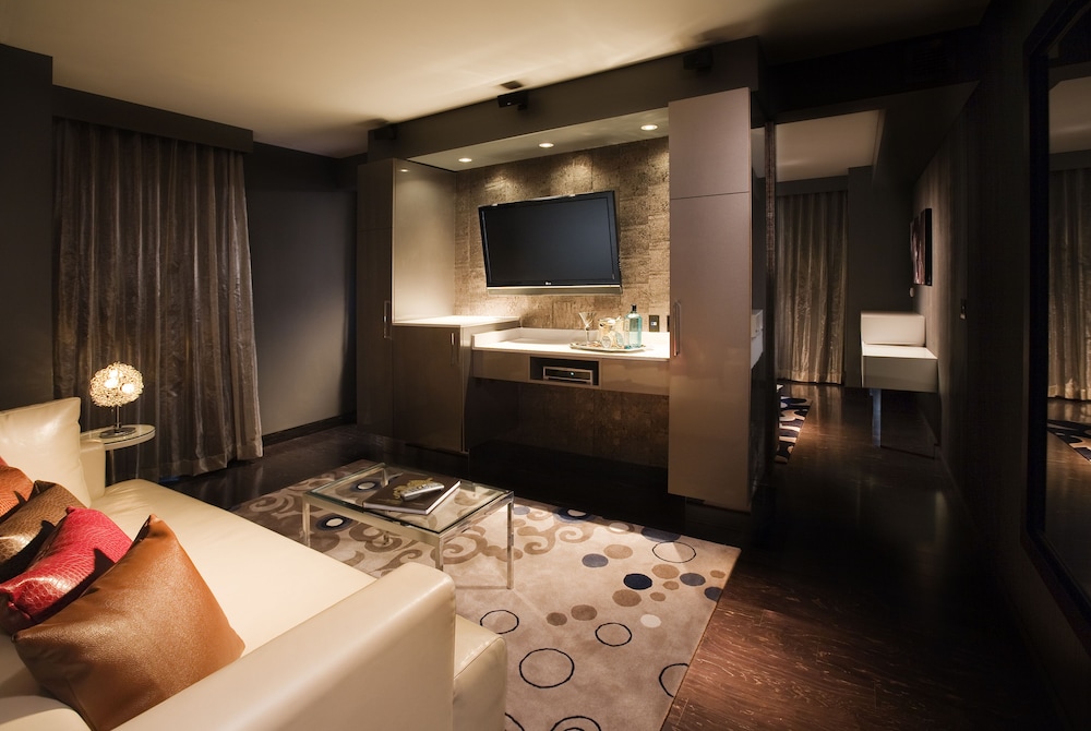 Suite - Photo 2