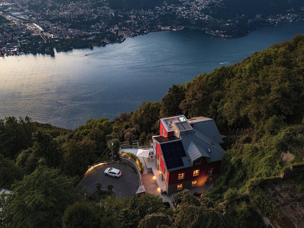 Villa, Lake View