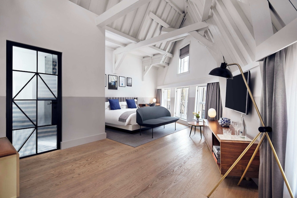 Suite, 1 King Bed (Above Bar)