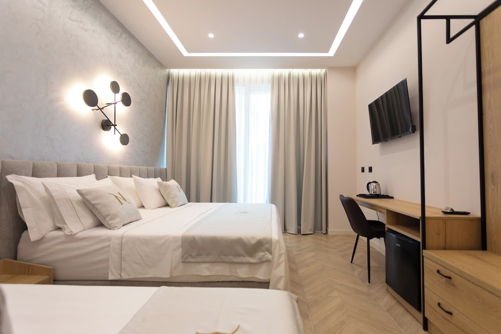 Superior Triple Room, City View photo 3