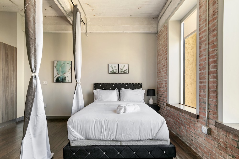 Signature Loft, 3 Bedrooms, 2 Bathrooms, City View - Photo 6