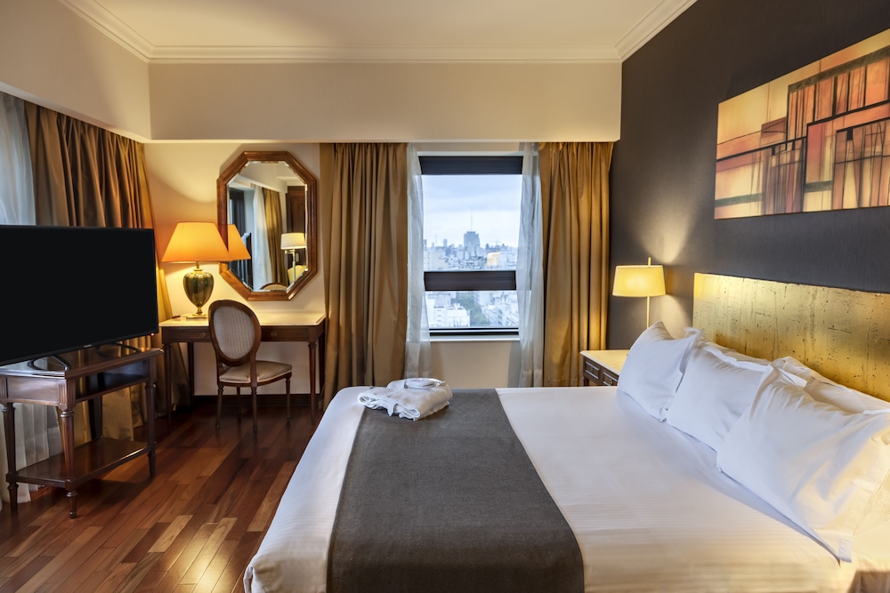 Suite, 1 Queen Bed, Non Smoking (Ambassador) - Photo 2