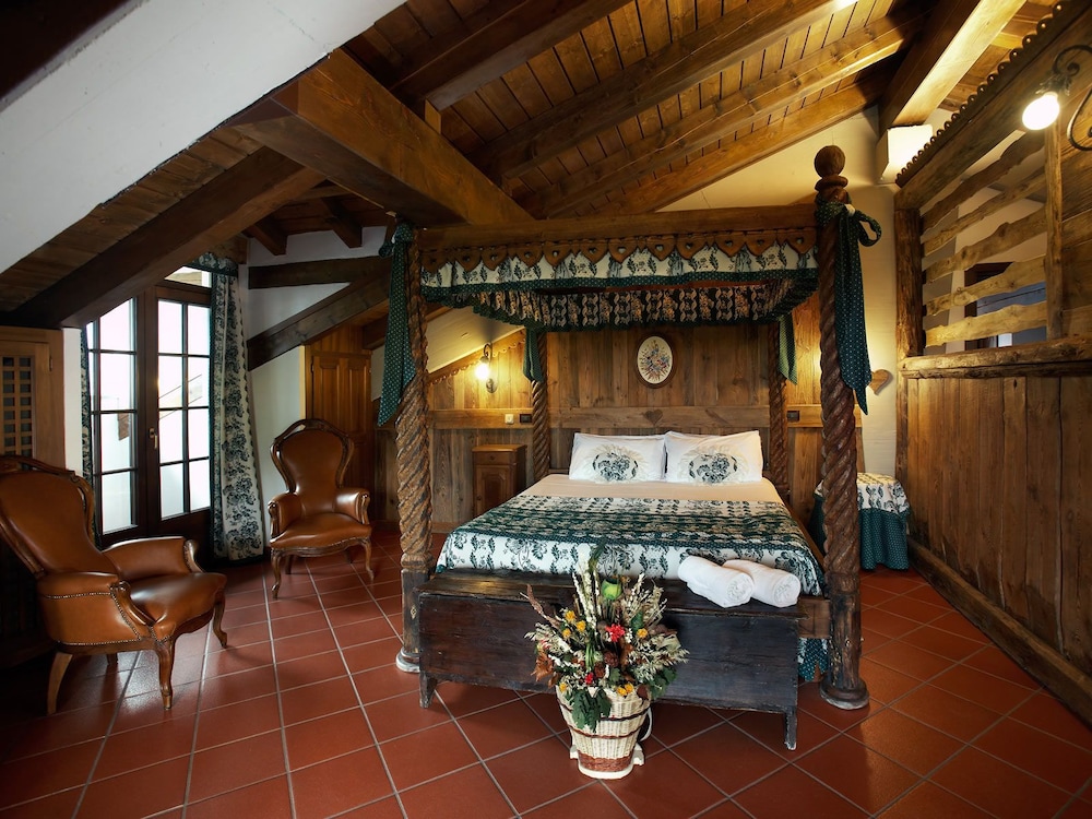 Superior Suite, 1 King Bed, Balcony, Mountain View photo 2