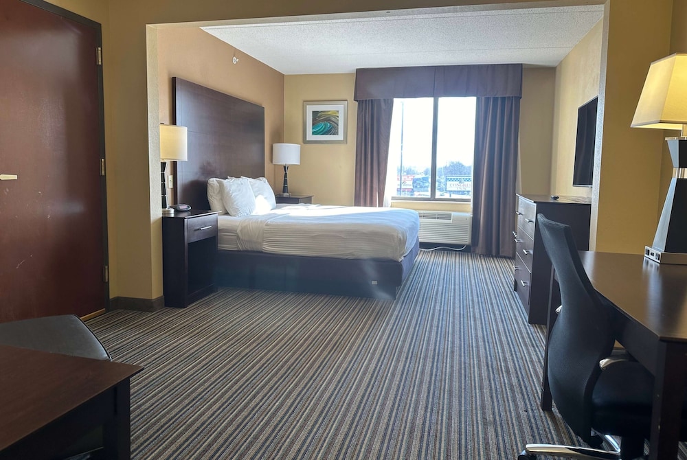 Room, 1 King Bed, Hearing Accessible, Non Smoking (Mobility,Bathtub w/ Grab Bars)