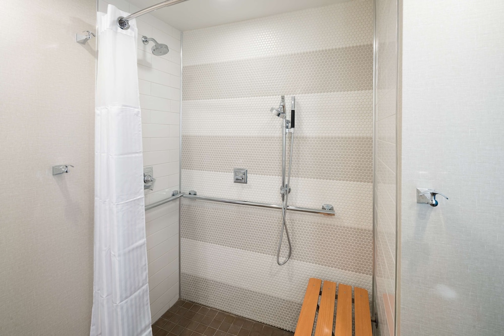 Room, 2 Queen Beds, Non Smoking (Roll-in Shower) - Photo 7