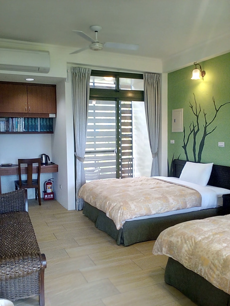 Comfort Quadruple Room, 2 Queen Beds, Non Smoking(Can accommodate 5 people with sea view) photo 3