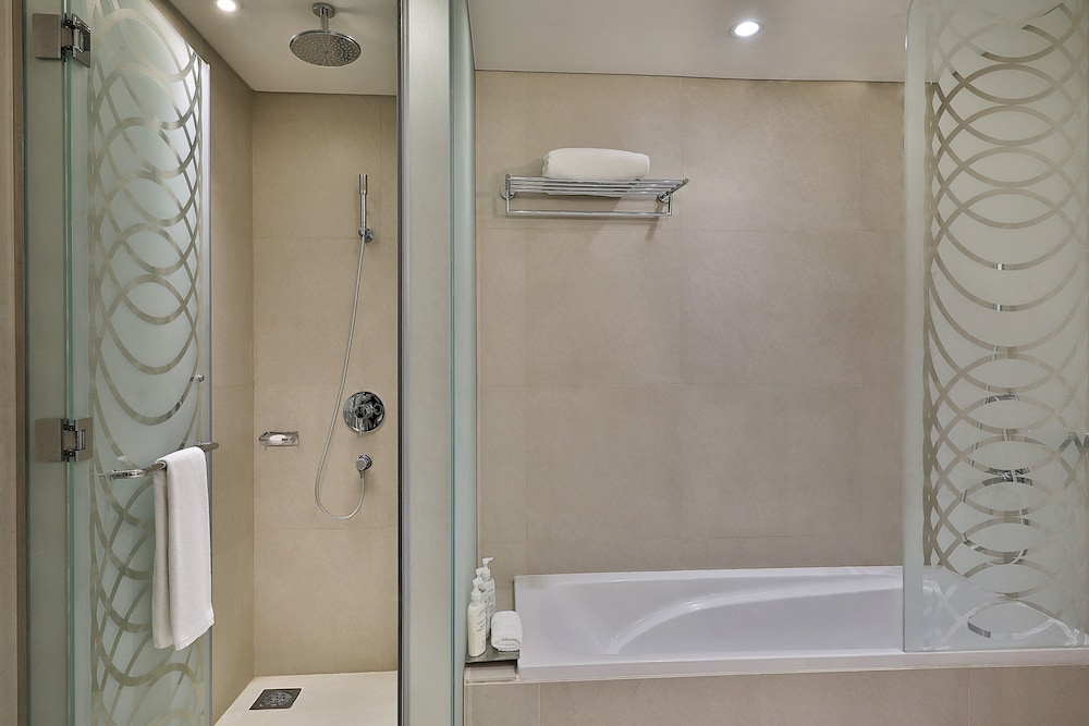 Grand Room, 1 King Bed, Non Smoking, City View - Photo 4