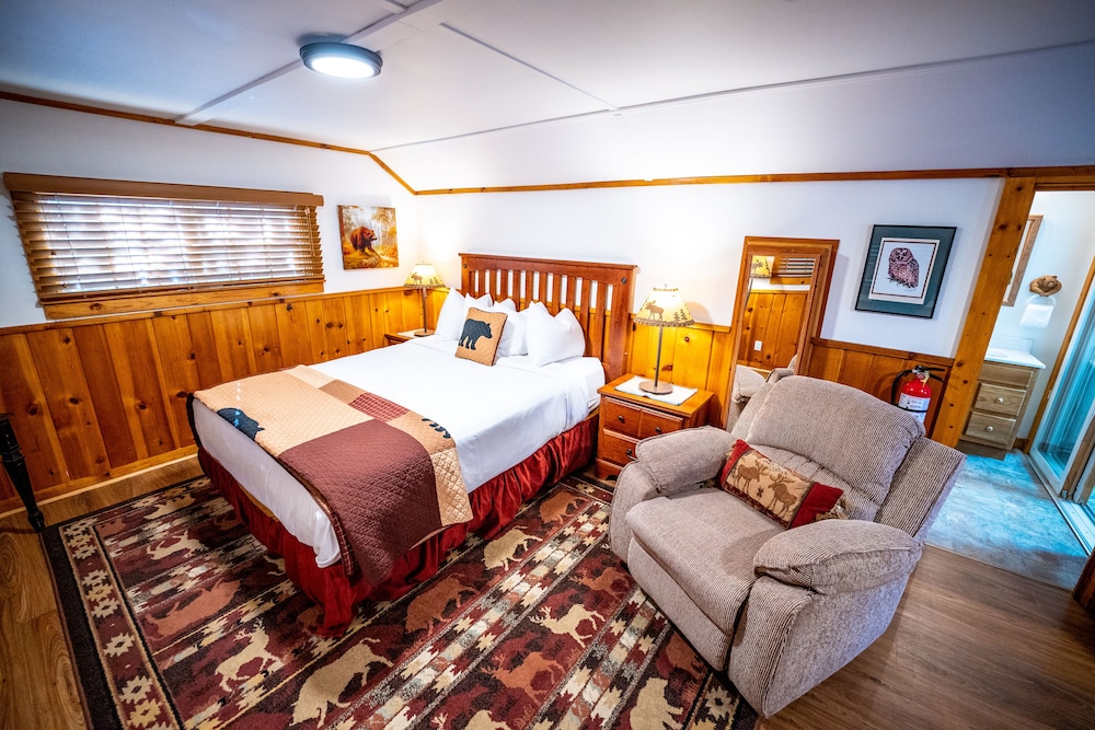 Centennial Cabin, Spa Tub, 1 Queen Bed, Kitchenette