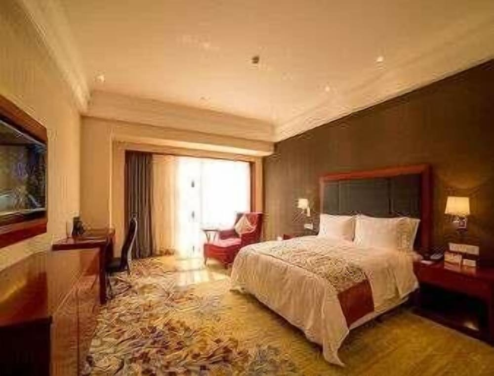 Business Room, 1 King Bed with Sofa bed, Non Smoking photo 3