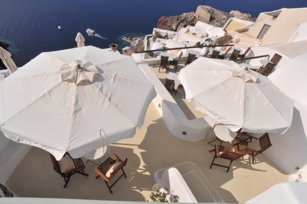 Junior Suite (Caldera View) - Photo 10