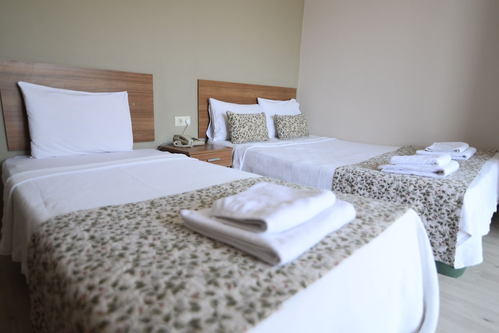 Economy Triple Room photo 1
