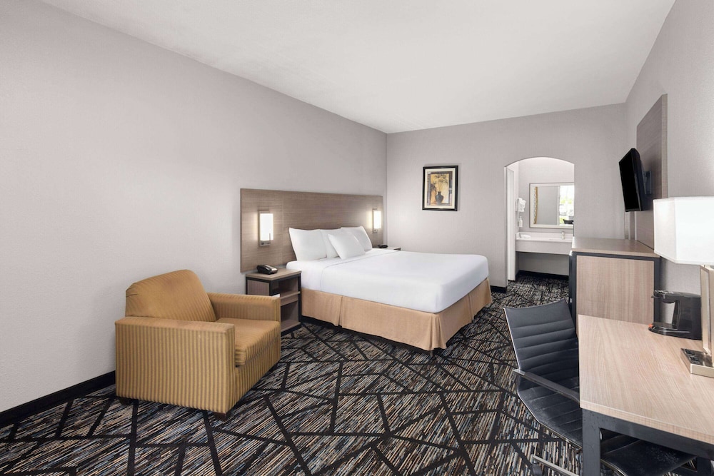Standard Room, 1 King Bed - Photo 1