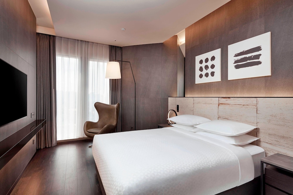 Premier Room, 1 Queen Bed, City View photo 3