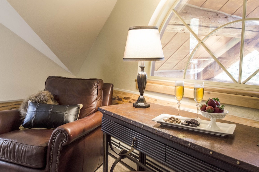 Luxury Suite, 1 King Bed, Balcony, Valley View photo 2