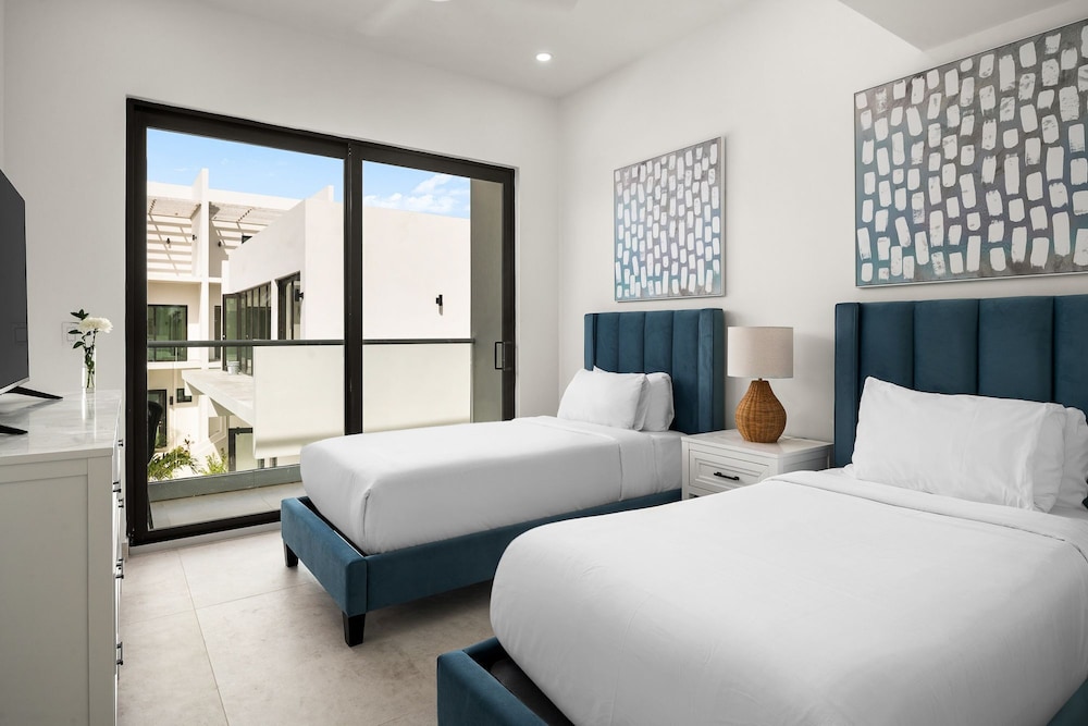 Luxury Townhome, Balcony, Pool View photo 2