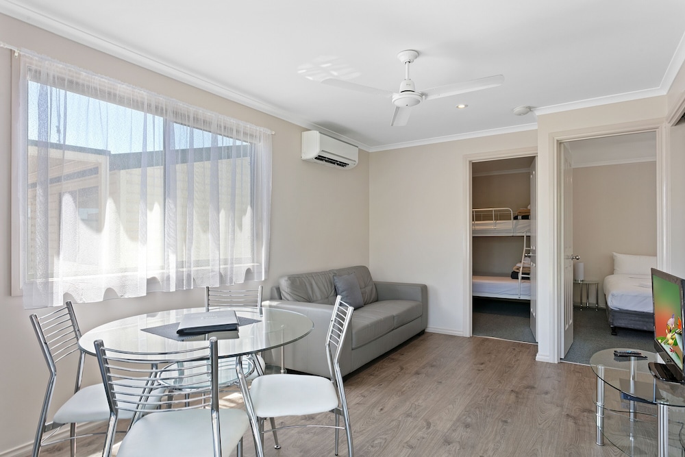 Banksia 2 Bedroom  Cabin photo 3