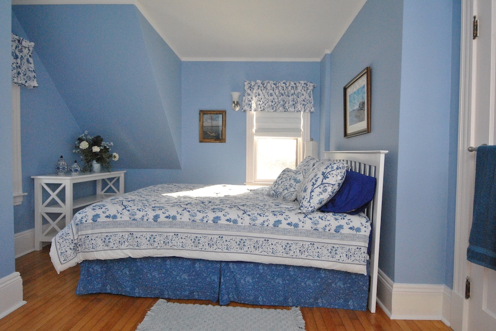 Grand Cottage, 2 Bedrooms, Fireplace, Garden Area