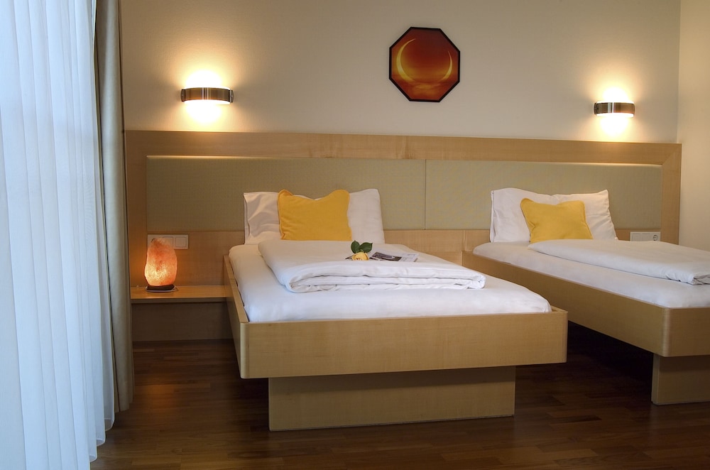 Standard Double or Twin Room - Photo 10