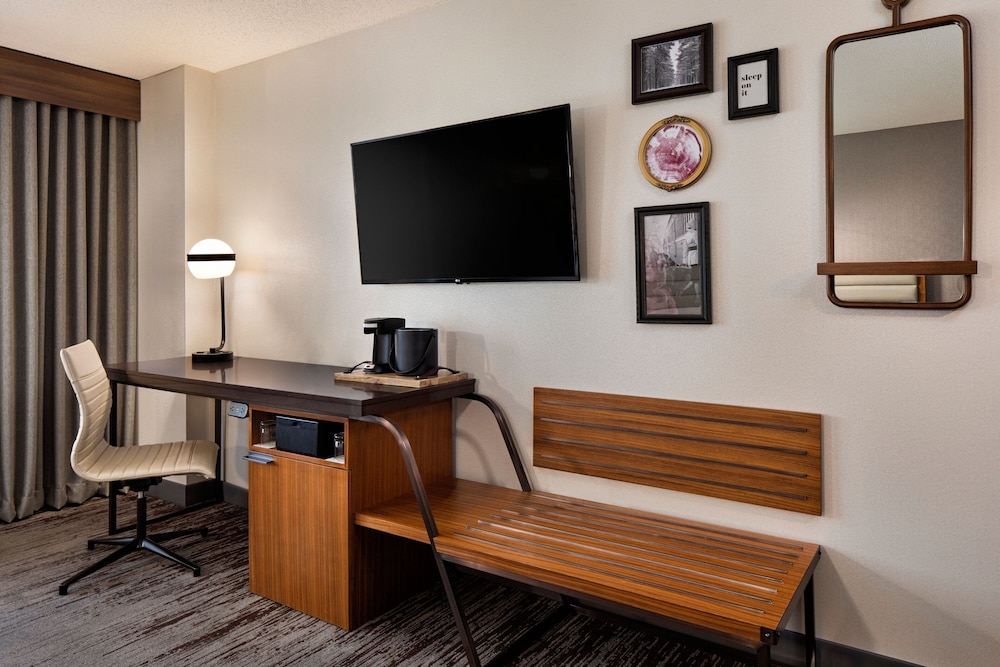 Room, 1 King Bed (Mobility/Hearing Accessible, Tub) - Photo 4