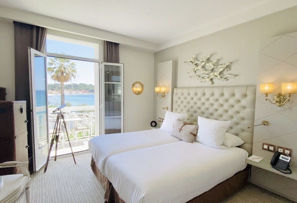 Deluxe Room, 1 King Bed, Partial Sea View photo 3