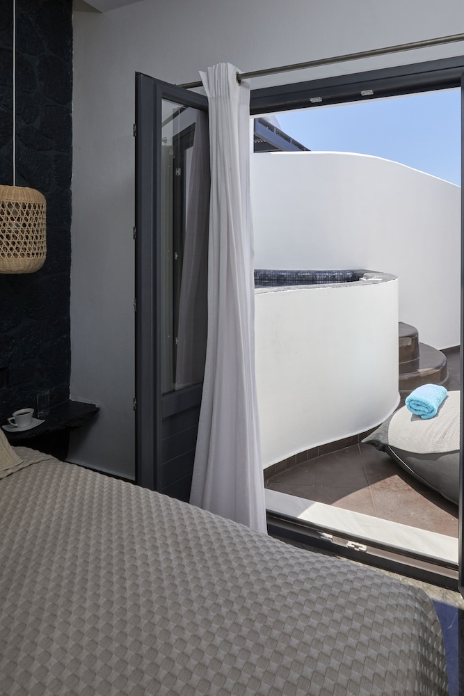 Elegant Suite with outdoor heated private Jacuzzi - Photo 26