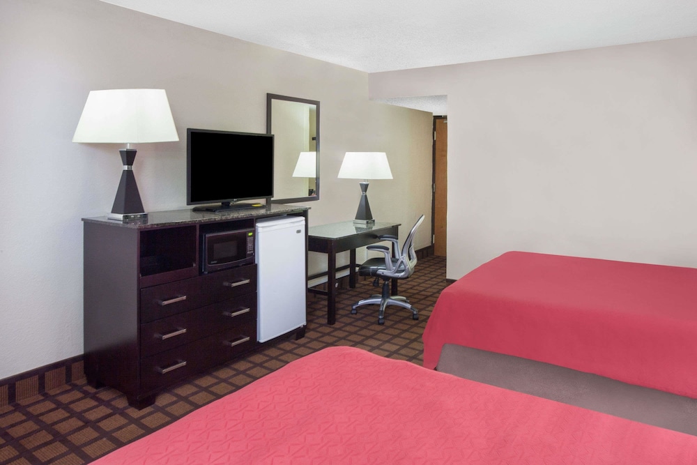 Room, 2 Queen Beds, Non Smoking - Photo 1