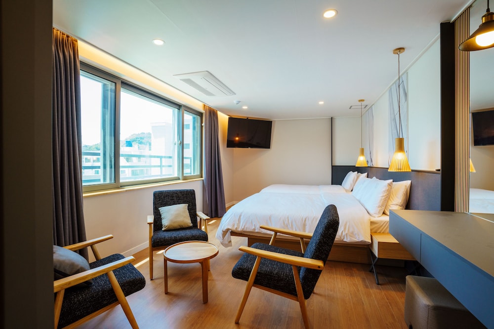 Premium Twin Room - Photo 1