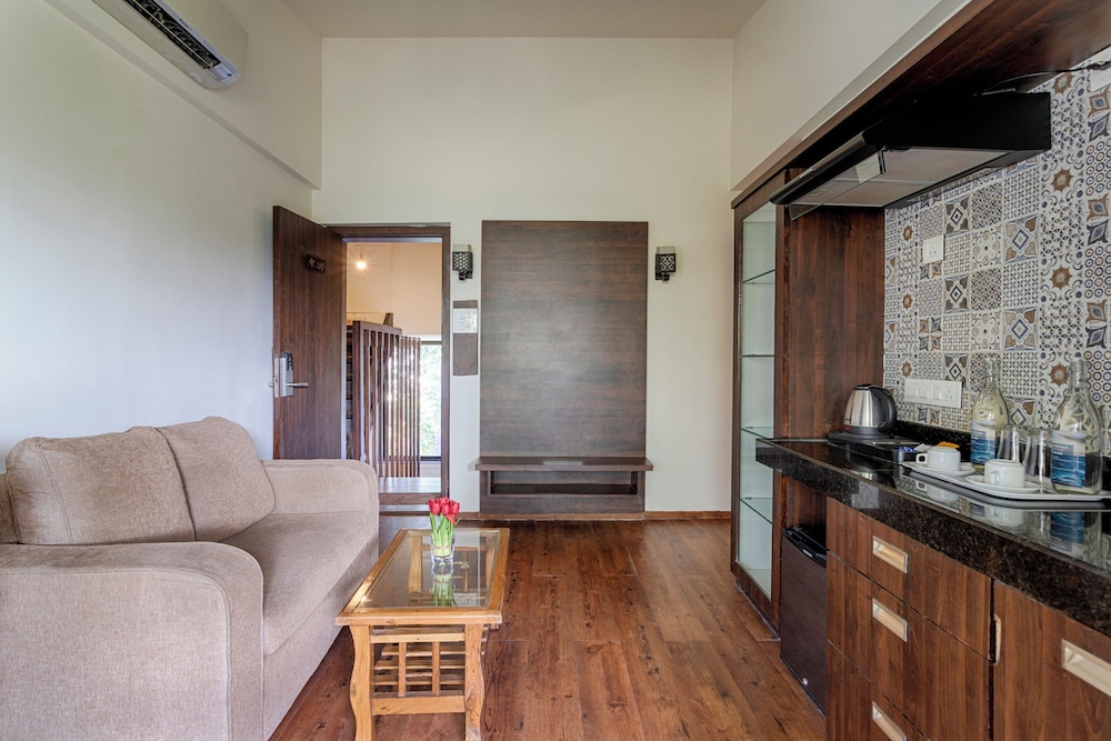Premium room with living area and balcony - Photo 8