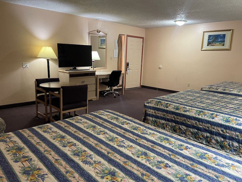 Deluxe Suite, Non Smoking (3 Queen Beds) photo 3